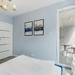 Lumina Lovely 2-room With Balcony 아파트