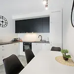 아파트 Lumina Lovely 2-room With Balcony 우치